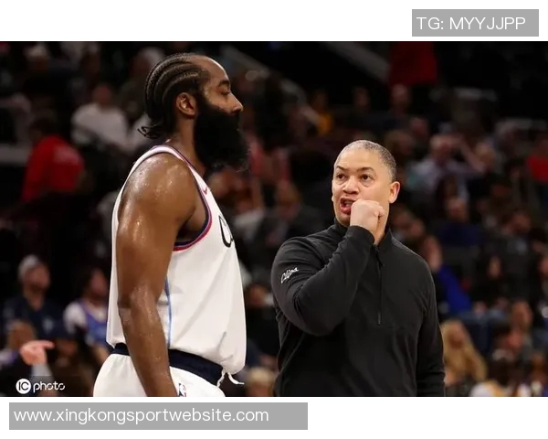 普理查德回忆被哈登晃倒经历直言脚踝无恙心态乐观